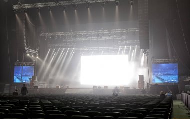 konser sırasında sahneden ışık.