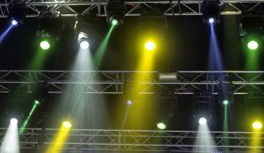 konser sırasında sahneden ışık.