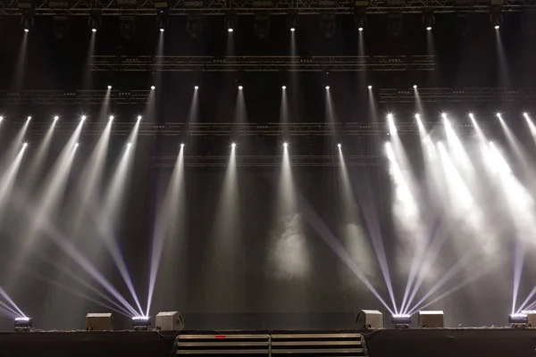Φως από τη σκηνή κατά τη διάρκεια της συναυλίας. — Φωτογραφία Αρχείου