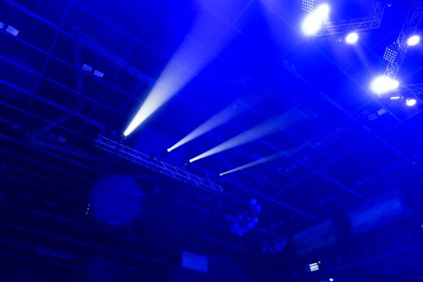 Ljuset från scenen under konserten. — Stockfoto