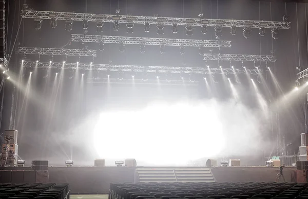 Luce dalla scena durante il concerto . — Foto Stock