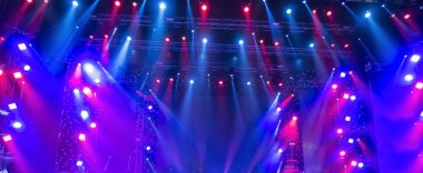konser sırasında sahneden ışık.