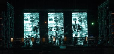 konser sırasında sahneden ışık.