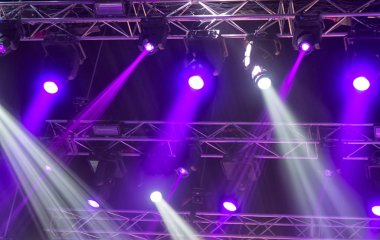 konser sırasında sahneden ışık.