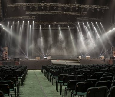 konser sırasında sahneden ışık.