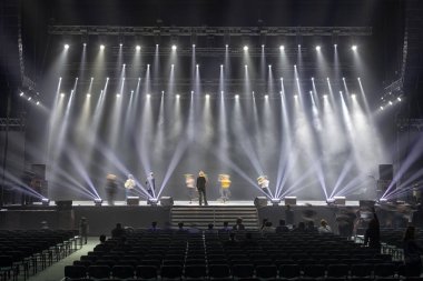 konser sırasında sahneden ışık.