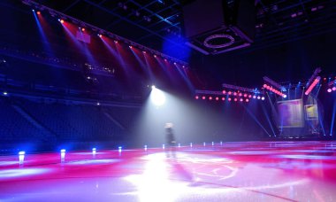 konser sırasında sahneden ışık.