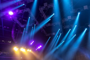konser sırasında sahneden ışık.