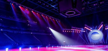 konser sırasında sahneden ışık.