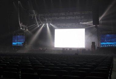 konser sırasında sahneden ışık.