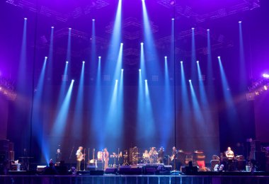 konser sırasında sahneden ışık.