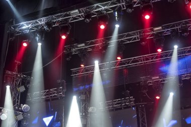 konser sırasında sahneden ışık.
