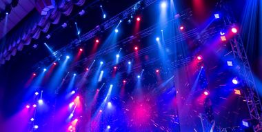 konser sırasında sahneden ışık.
