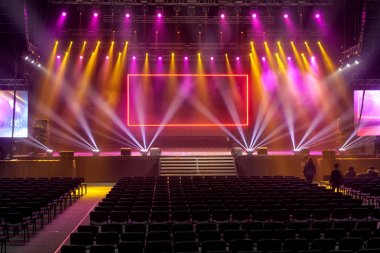 konser sırasında sahneden ışık.