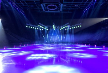 konser sırasında sahneden ışık.