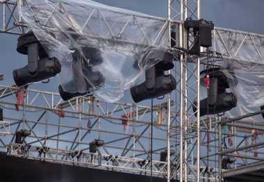 konser sırasında sahneden ışık.