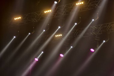 konser sırasında sahneden ışık.