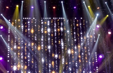 konser sırasında sahneden ışık.