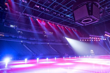 konser sırasında sahneden ışık.