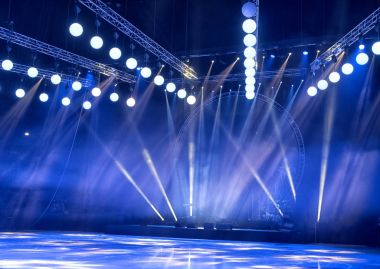 konser sırasında sahneden ışık.