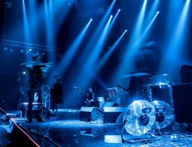 konser sırasında sahneden ışık.
