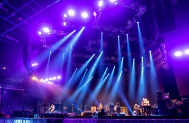 konser sırasında sahneden ışık.