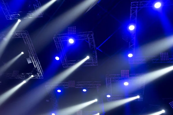 Světlo ze scény během koncertu. — Stock fotografie