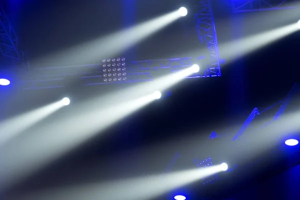 Licht van de scène tijdens het concert. — Stockfoto