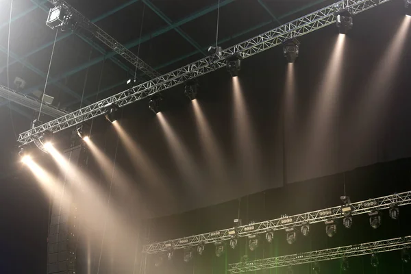 Ljuset från scenen under konserten. — Stockfoto