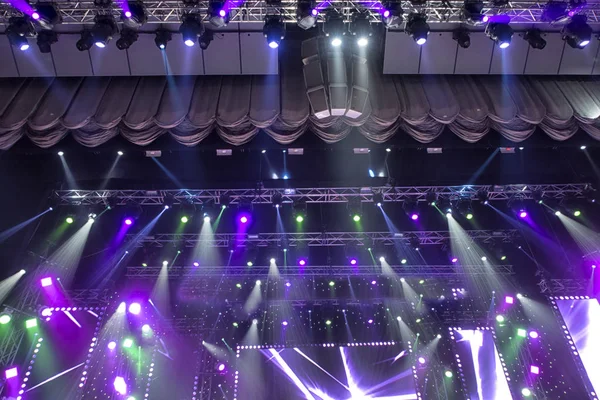 Luz da cena durante o concerto . — Fotografia de Stock