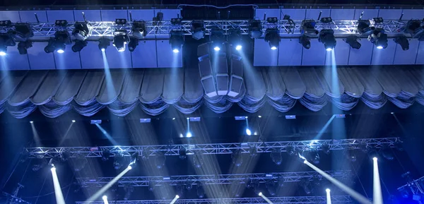 Свет со сцены во время концерта . — стоковое фото