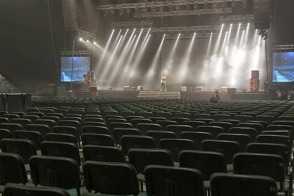 Свет со сцены во время концерта . — стоковое фото