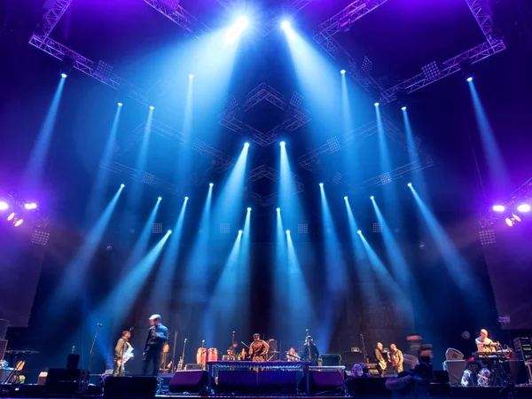 konser sırasında sahneden ışık.