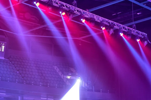 Ljuset från scenen under konserten. — Stockfoto