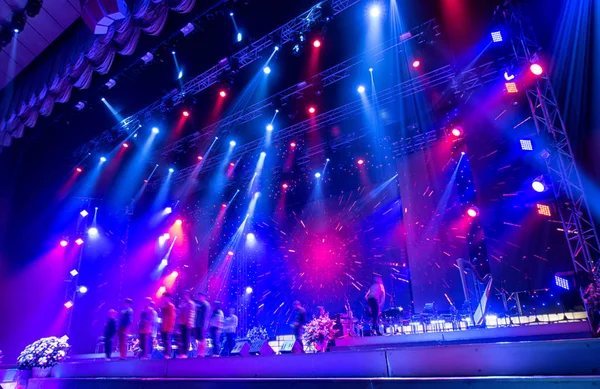 Luce dalla scena durante il concerto . — Foto Stock