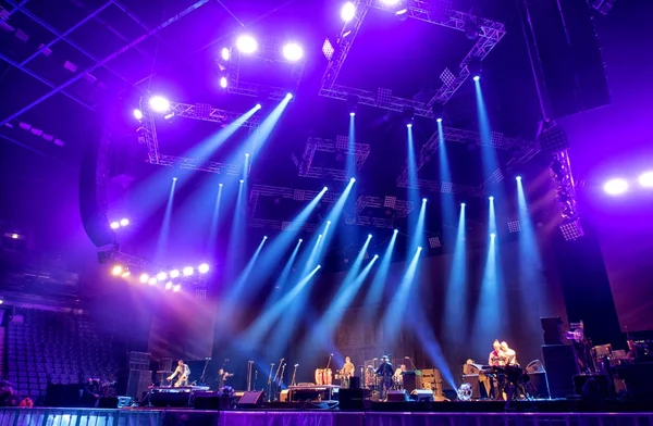 Ljuset från scenen under konserten. — Stockfoto