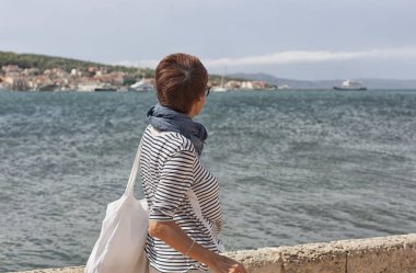 kadın yürüyüşçü yollar trekking.