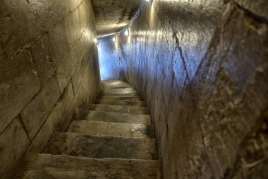 Taş adımlar. Işığa doğru giden eski merdivenler..
