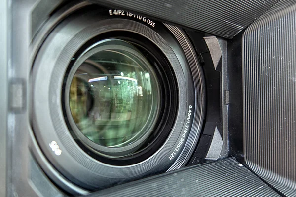 กล้องวิดีโอดิจิตอลมืออาชีพในศาลาถ่ายภาพ . — ภาพถ่ายสต็อก