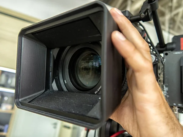 Professzionális digitális videokamera a felvételi pavilonban. — Stock Fotó
