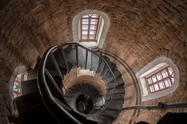 Passos de pedra. Escadaria velha que conduz à luz . — Fotografia de Stock