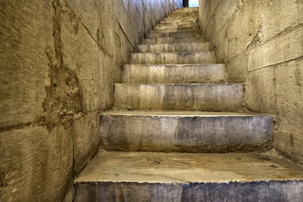 Stenen treden. Oude trap die naar het licht leidt. — Stockfoto