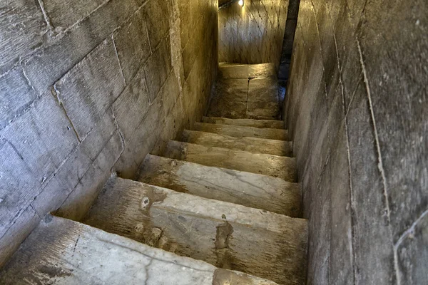 Steinstufen. alte Treppe, die hinauf zum Licht führt. — Stockfoto