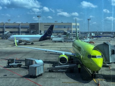 Uçak kalkışa hazır terminal kapısında