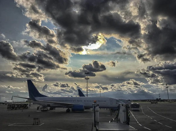 Avião no portão do terminal pronto para decolar — Fotografia de Stock