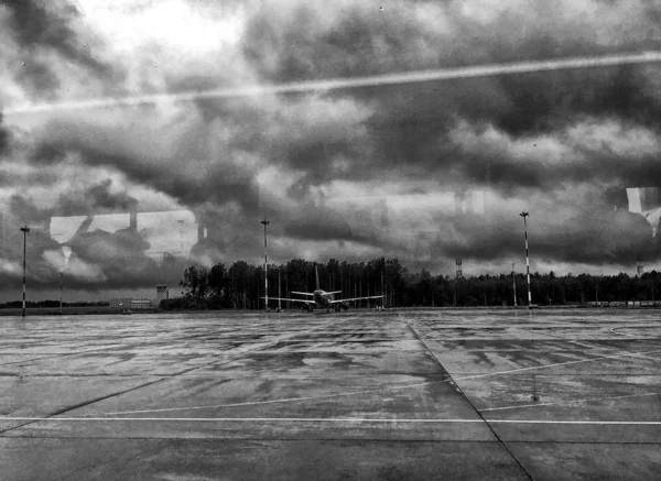 Uçak kalkışa hazır terminal kapısında — Stok fotoğraf