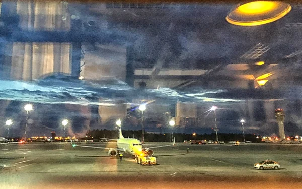 Aereo al gate del terminal pronto al decollo — Foto Stock