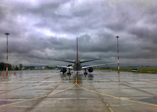 Flygplan på terminal grinden klar för start — Stockfoto