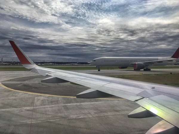 Самолет у терминала готов к взлету — стоковое фото