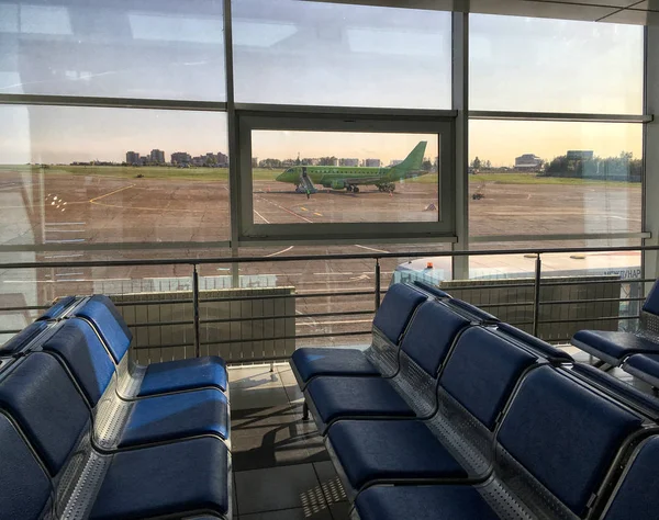 Vliegtuig bij de terminal gate klaar voor opstijgen — Stockfoto